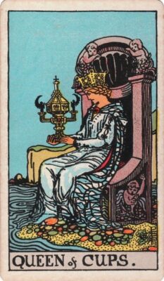Ý nghĩa lá bài Queen of Cups - Lá Bài Nữ Hoàng Ly
